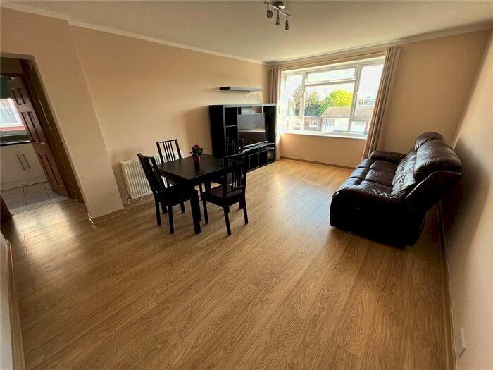 1 Bedroom Flat To Rent In Parkdale, Bounds Green Road, London, N11