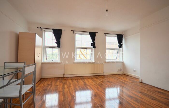 3 Bedroom Flat To Rent In Beaconsfield Parade, London SE9