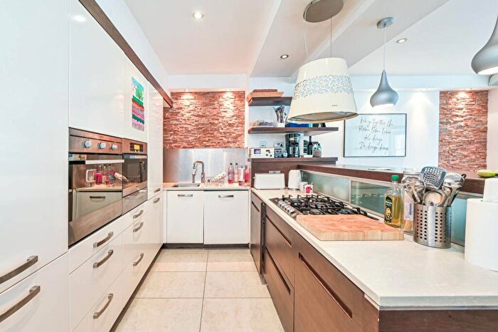 3 Bedroom Flat To Rent In Priory Road, West Hampstead, London, NW6
