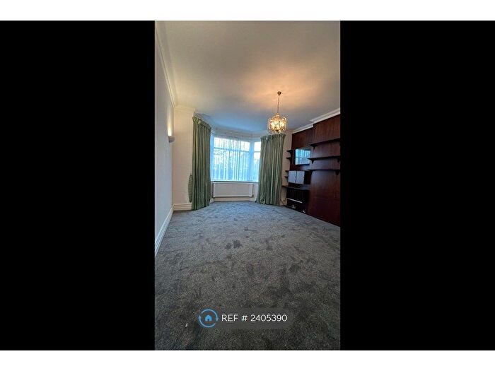 2 Bedroom Flat To Rent In Golders Green Road, London, NW11