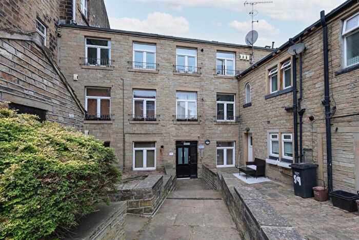 1 Bedroom Apartment For Sale In Green Lane, Greetland, Halifax, HX4
