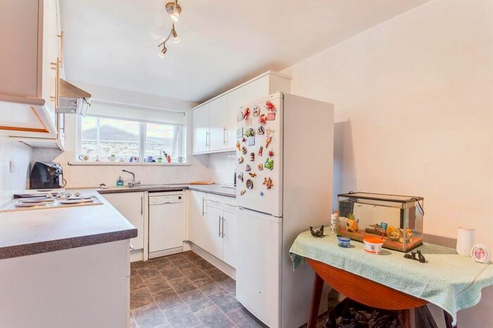 2 Bedroom Flat To Rent In New Street, Earlsheaton, Dewsbury, WF12