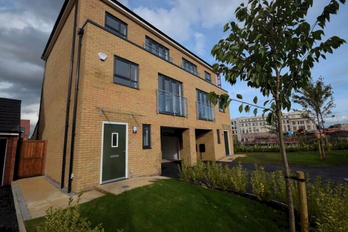 4 Bedroom Town House To Rent In Meadow Road, Salford, M7