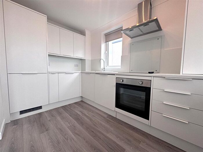 2 Bedroom Flat To Rent In Marine Parade East, Lee-On-The-Solent, PO13