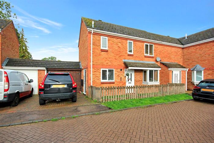 3 Bedroom Semi-Detached House For Sale In Bradfield Close, Rushden, NN10