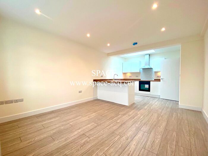 2 Bedroom Flat To Rent In Flat B, Wangey Road, Chadwell Heath, Romford, RM6