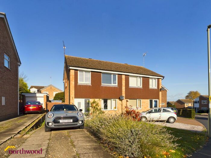 3 Bedroom Semi-Detached House To Rent In Whimbrel Way, Banbury, OX16