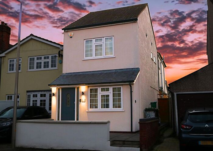 3 Bedroom Cottage For Sale In Clockhouse Lane, Grays, RM16