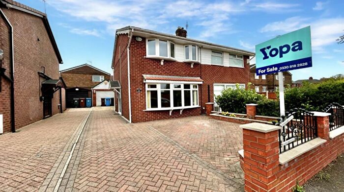3 Bedroom Semi-Detached House For Sale In Taunton Road, Chadderton, Oldham, OL9