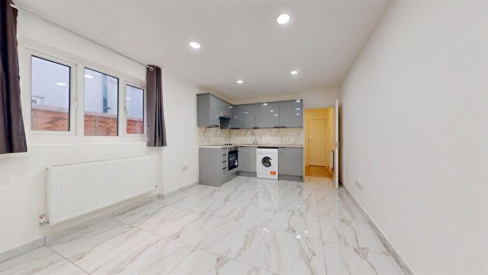 3 Bedroom Flat To Rent In Oaklands Road, Cricklewood, London, NW2