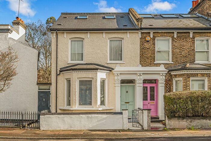 4 Bedroom End Of Terrace House For Sale In Malpas Road, London, SE4