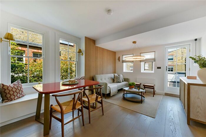 2 Bedroom Flat To Rent In Albert Bridge Road, London, SW11