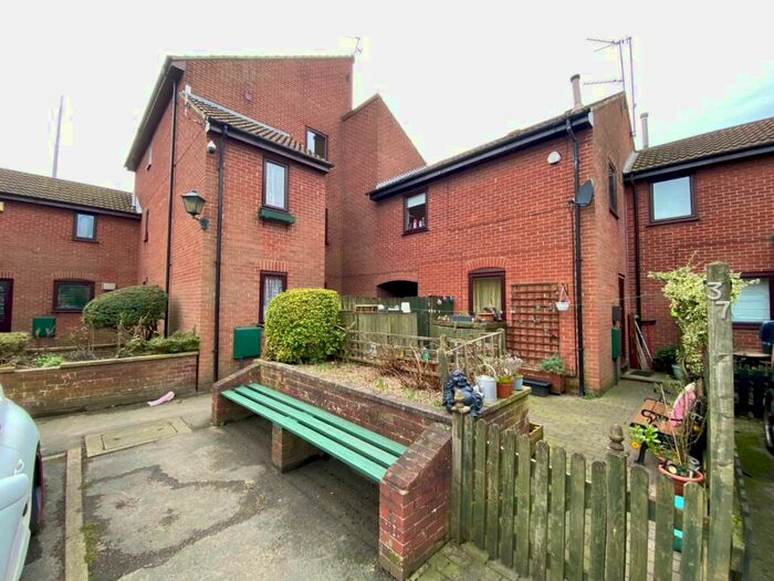 1 Bedroom Flat To Rent In Trinity Court, Fish Street, Hull, East Yorkshire, HU1