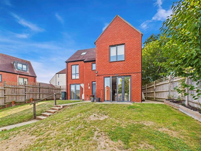 5 Bedroom Detached House To Rent In Keats Way, Coulsdon, CR5