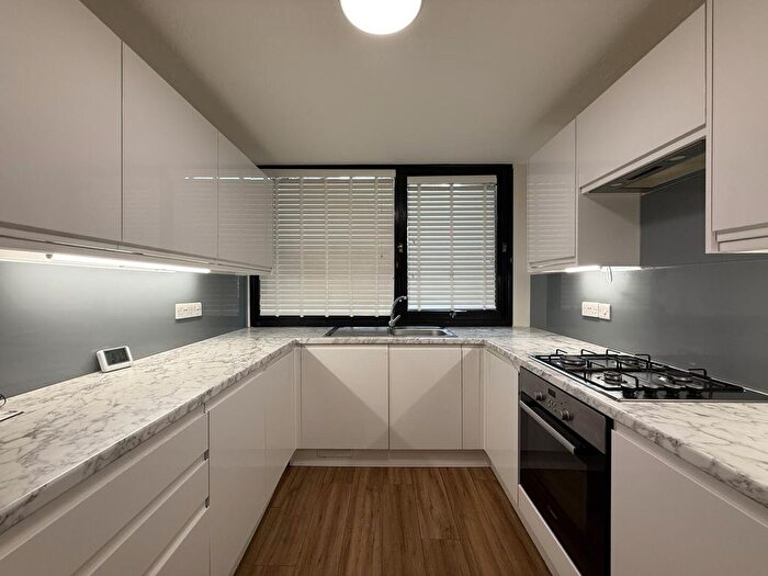 2 Bedroom Flat To Rent In Britten Close, London, NW11