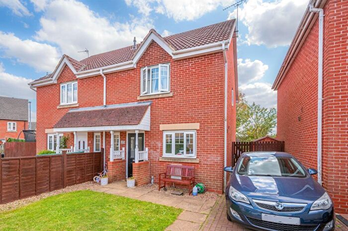 3 Bedroom Semi Detached House For Sale In Oakham Close, Desborough, Kettering, NN14