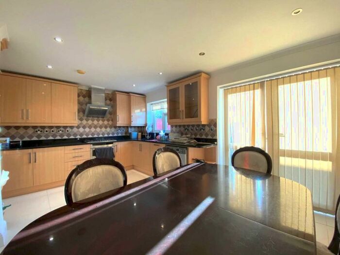 5 Bedroom Terraced House To Rent In Hedge Lane, Palmers Green, London, N13