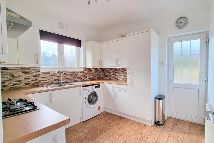 2 Bedroom House To Rent In Bedroom First Floor Maisonette In Whyteleafe, CR3