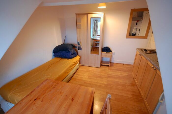 Studio To Rent In Chiswick High Road, London, W4