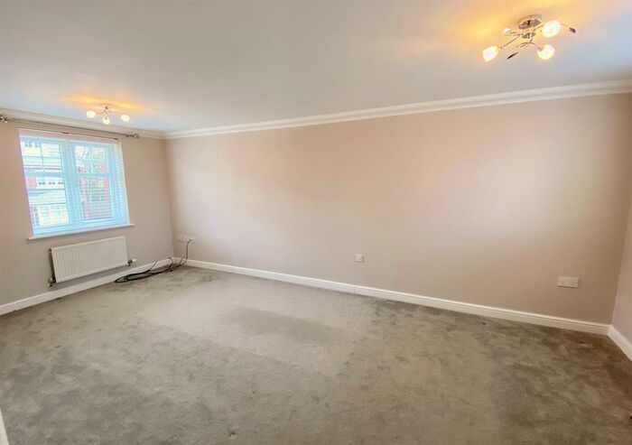 4 Bedroom Town House To Rent In Cardinal Close, Birmingham, B17