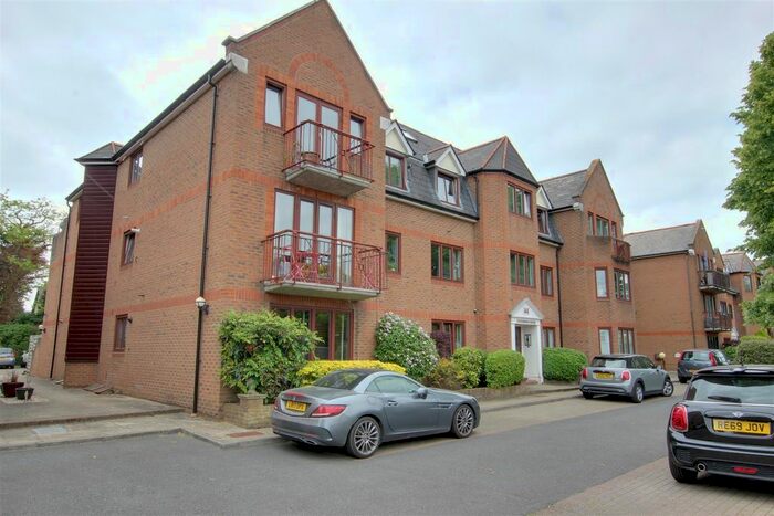 1 Bedroom Flat To Rent In The Ridgeway, Enfield, EN2