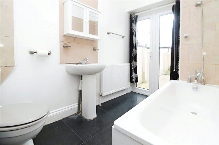 2 Bedroom End Of Terrace House To Rent In Lambeth Road, Croydon, CR0