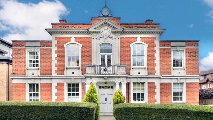 1 Bedroom Duplex For Sale In The Ridgeway, London, E4