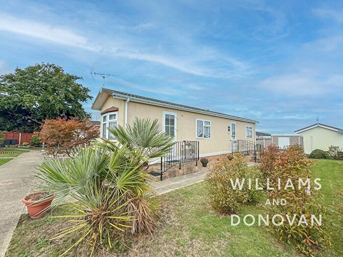 2 Bedroom Mobile Home For Sale In Pond Close, Tower Park, Hullbridge, SS5