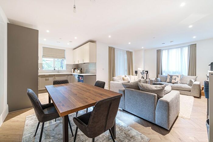 3 Bedroom Flat To Rent In Fellowes Rise, Winchester, SO22