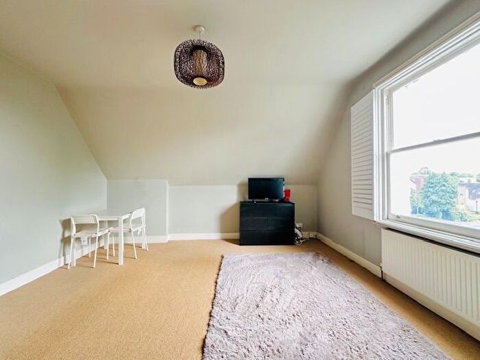 2 Bedroom Flat For Sale In Gunnersbury Avenue, Ealing, W5