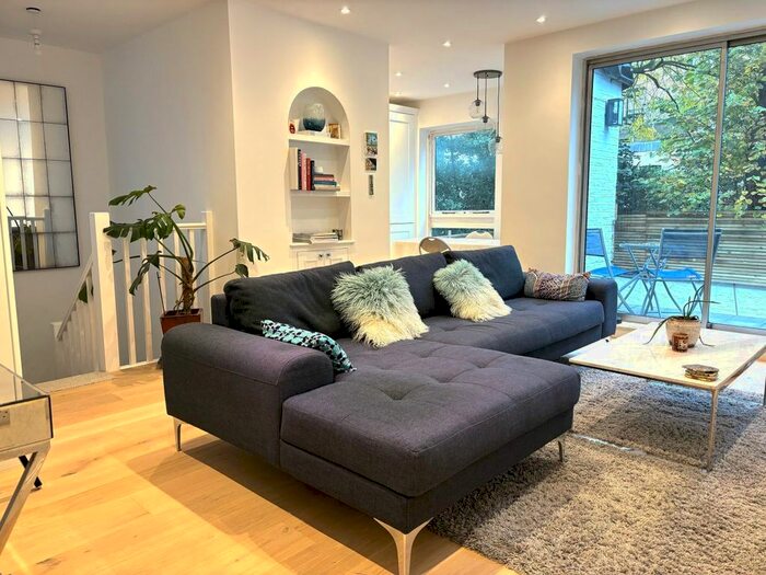 2 Bedroom Flat To Rent In Harcourt Terrace, London, SW10