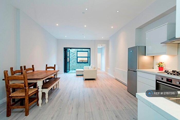 2 Bedroom Flat To Rent In Lavender Hill, London, SW11