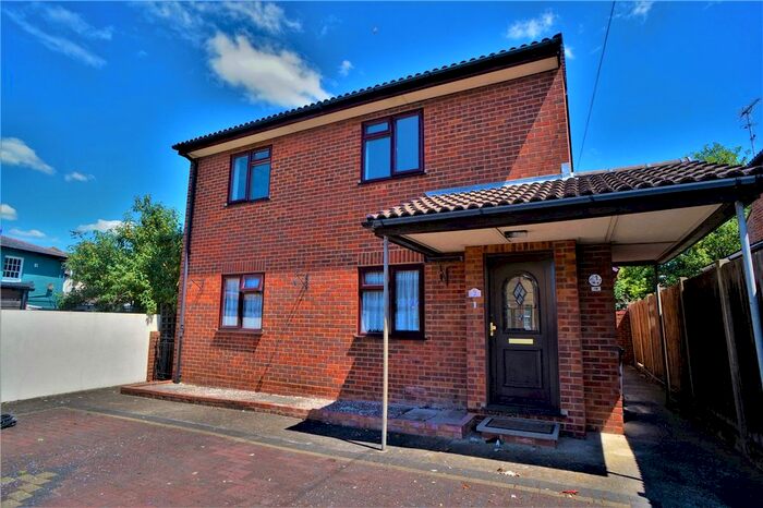 2 Bedroom Maisonette To Rent In Wycliffe Row, Northfleet, Gravesend, DA11