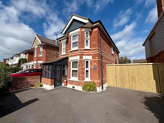 3 Bedroom Detached House For Sale In Kingswell Road, Bournemouth, BH10