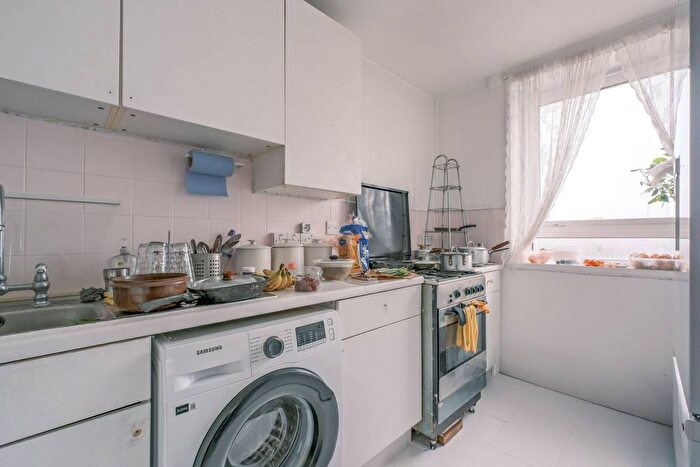 3 Bedroom Flat For Sale In Midship Point, Docklands, London, E14