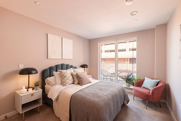 2 Bedroom Flat For Sale In Bell Road, Hounslow, TW3