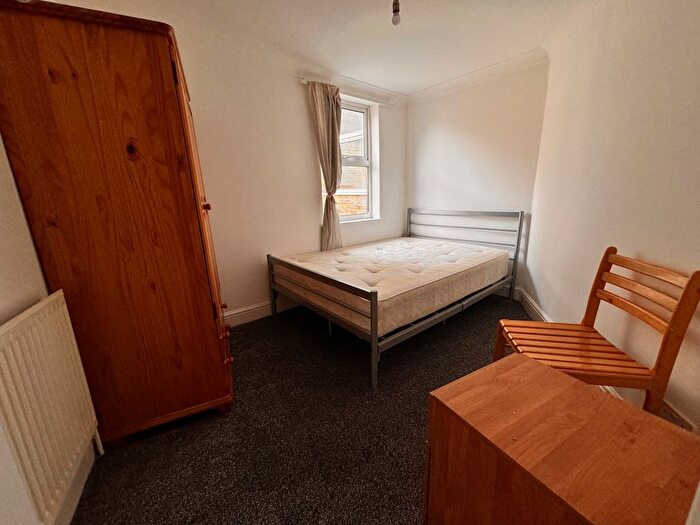 3 Bedroom Flat To Rent In Tooting Bec Road, London, SW17