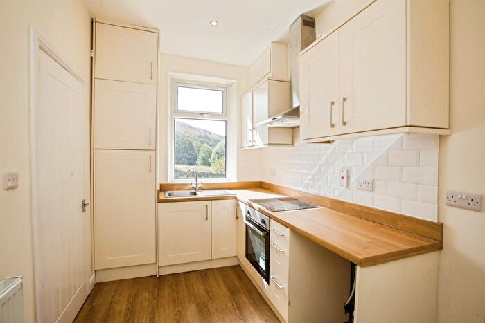 3 Bedroom End Of Terrace House For Sale In School Cote Terrace, Halifax, HX3