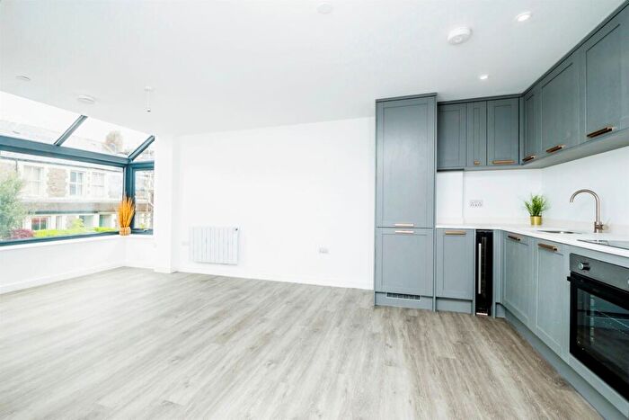 2 Bedroom Apartment To Rent In Cardiff Road, Llandaff, Cardiff, CF5