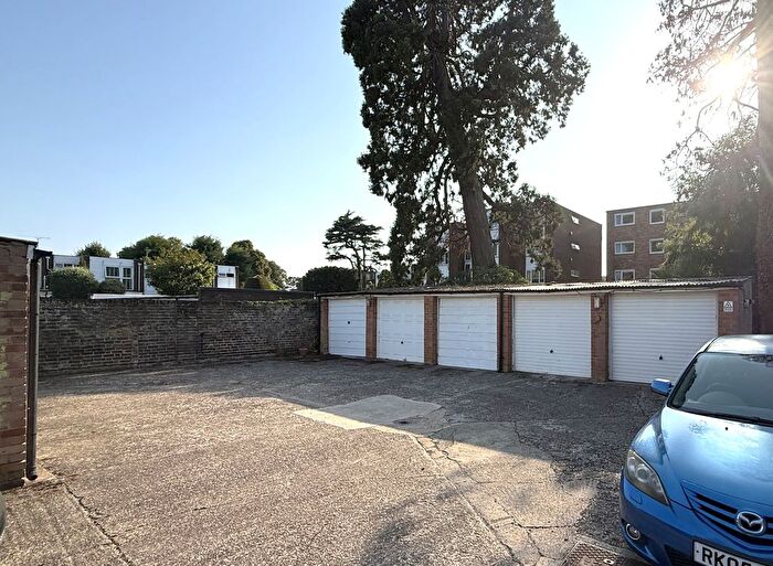 Garage / Parking To Rent In Riverside Road, Staines, TW18