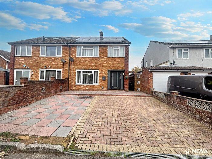 3 Bedroom Semi Detached House For Sale In Brunel Road, Luton, LU4