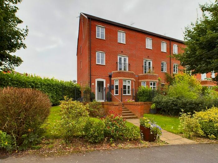 3 Bedroom Property To Rent In Melrose Walk, Tewkesbury, GL20