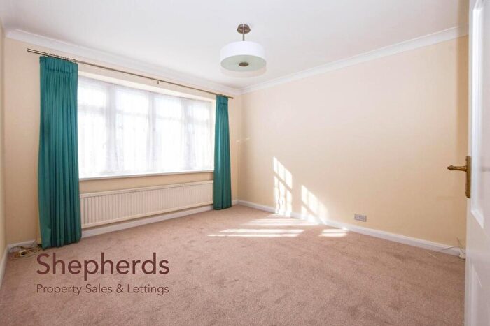 2 Bedroom Semi-Detached Bungalow For Sale In Winton Drive, Cheshunt, EN8