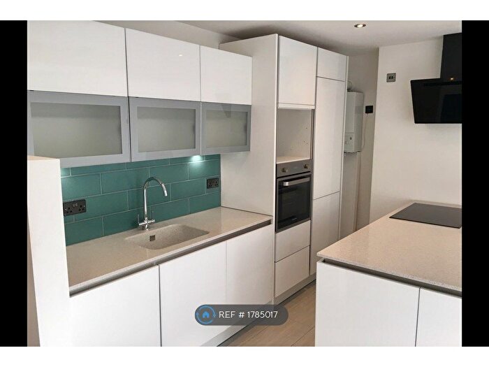 1 Bedroom Flat To Rent In Queens Road, Weybridge, KT13