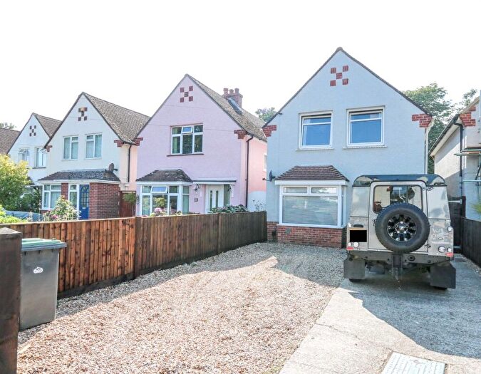2 Bedroom Detached House For Sale In St Leonards Avenue, Hayling Island, PO11
