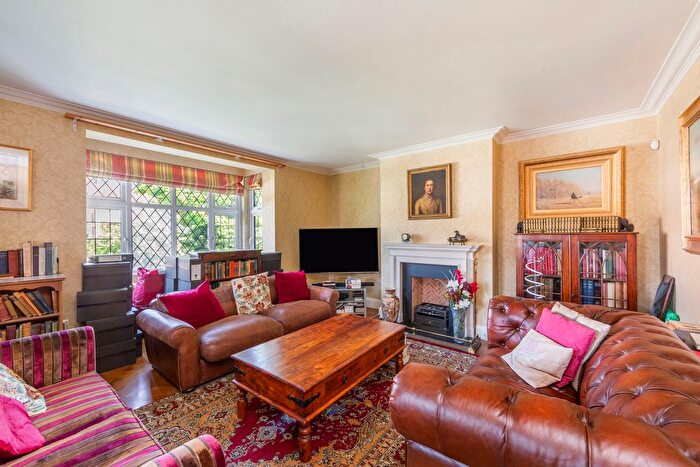 3 Bedroom Flat To Rent In Wendover Court, Finchley Road, NW2