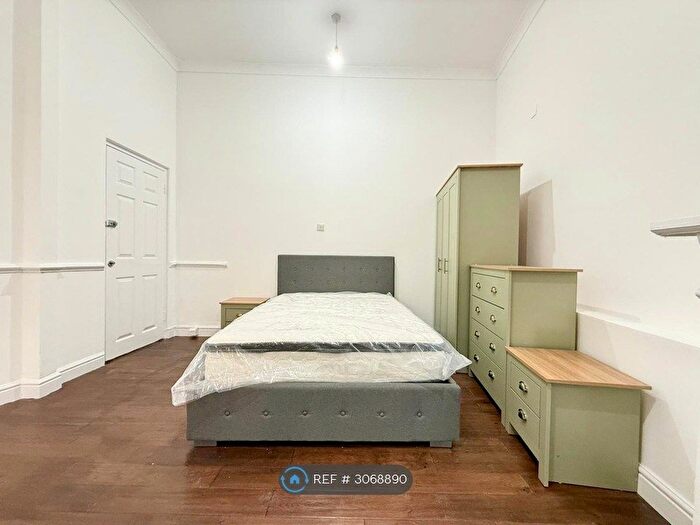 Studio To Rent In Fairfield Street, London, SW18