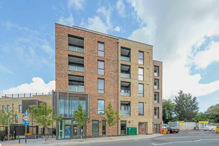 3 Bedroom Flat To Rent In Coombe Road, Kingston, KT2