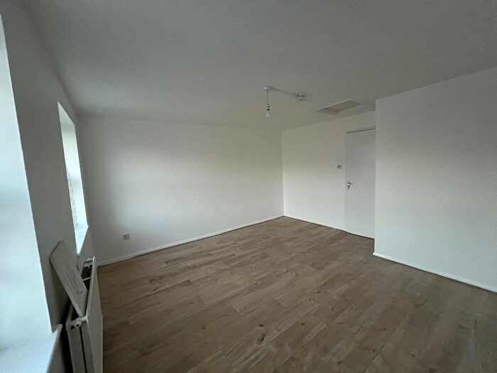 3 Bedroom Maisonette To Rent In Edmeston Close, London, E9