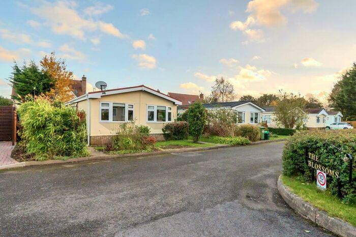 2 Bedroom Park Home For Sale In Newbury, Berkshire, RG20